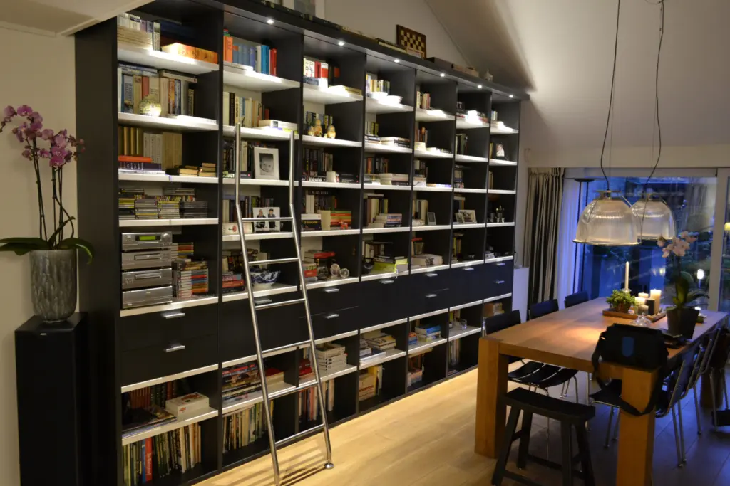 Boekenkast met trap op maat