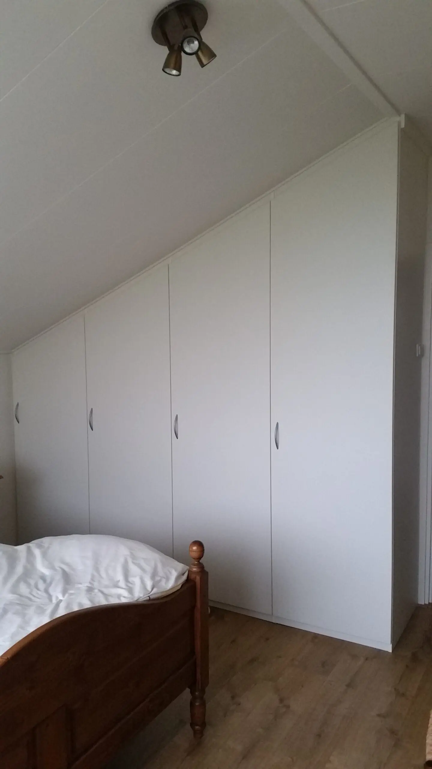 Slaapkamer kast onder schuin dak op maat