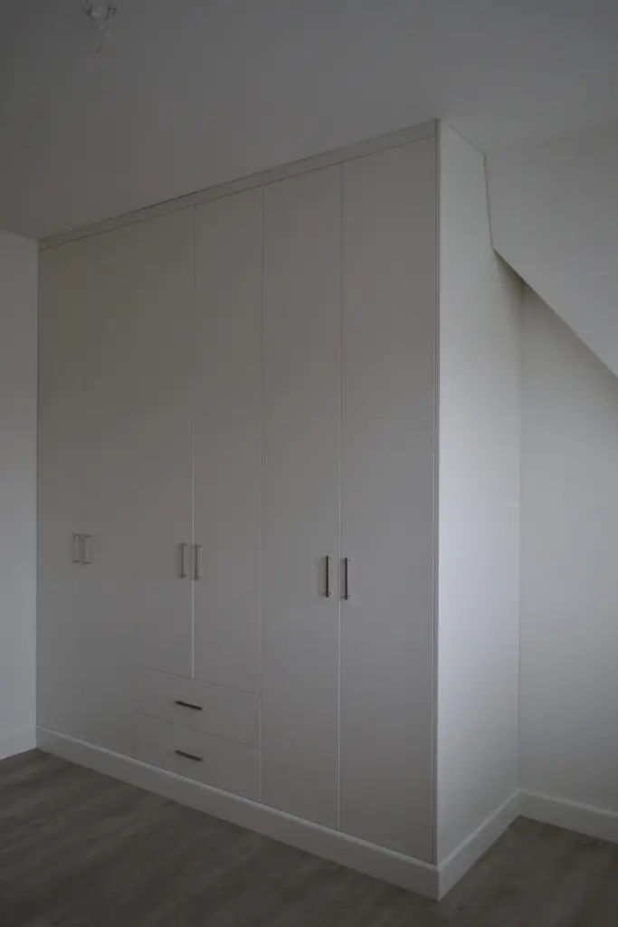 Draaideur kast op maat slaapkamer