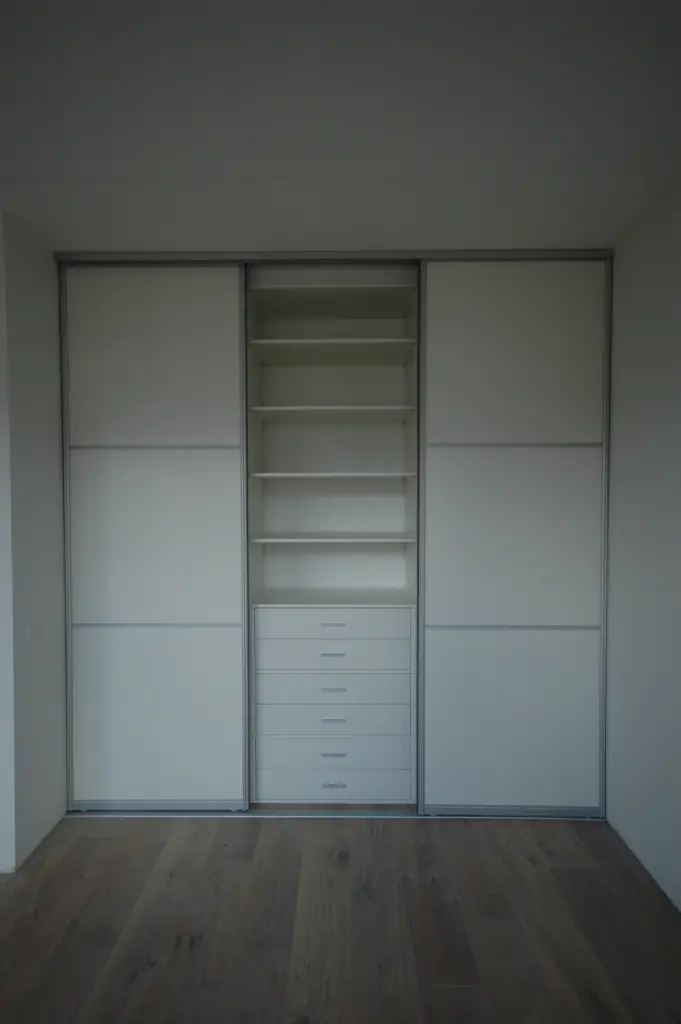 Schuifdeurkast met laden op maat met middelste deur geopend