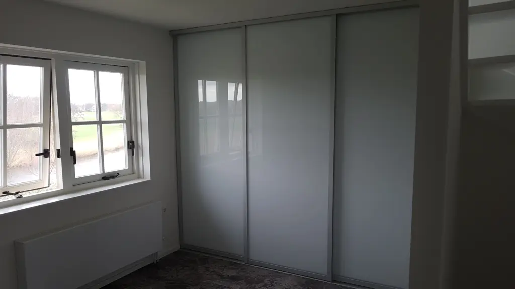 Schuifdeurkast op maat met glazen schuifdeuren