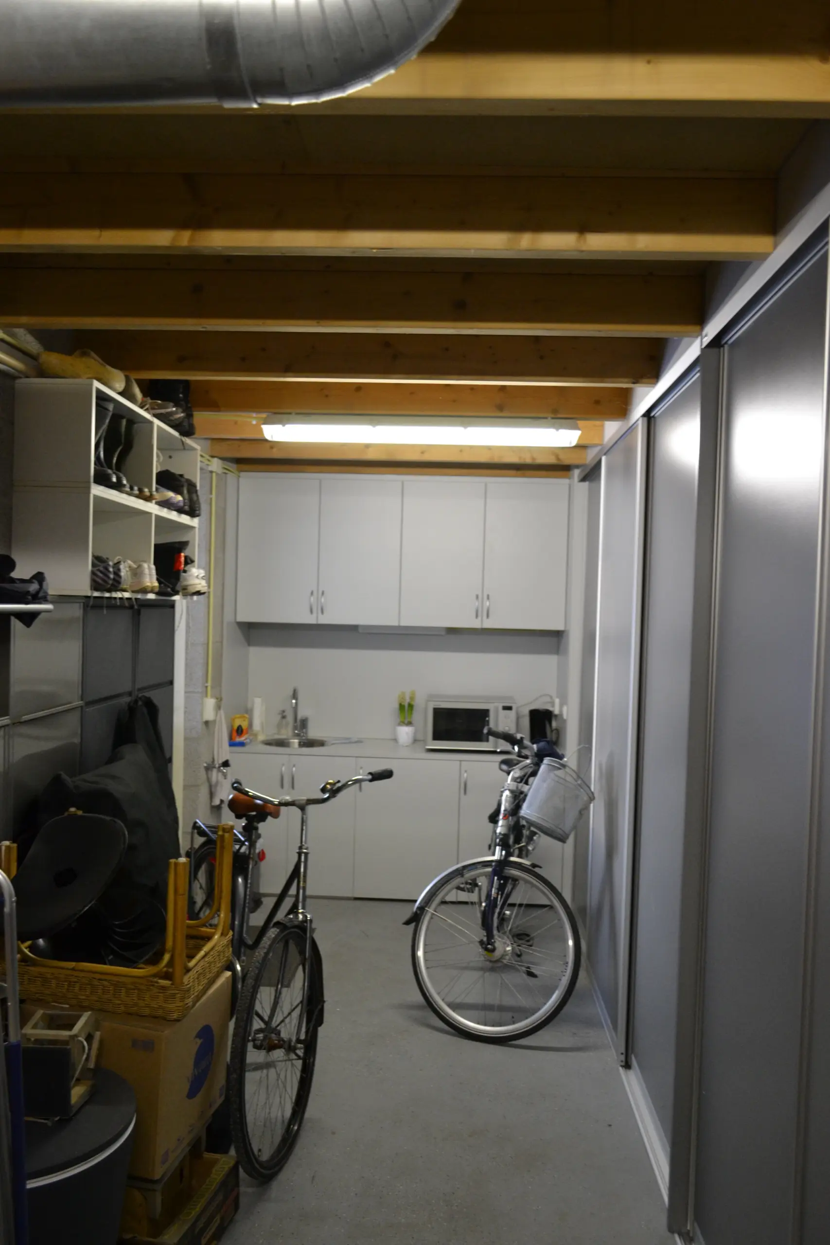 Berging kasten in garage met bijkeuken op maat en een schuifdeurkast op maat