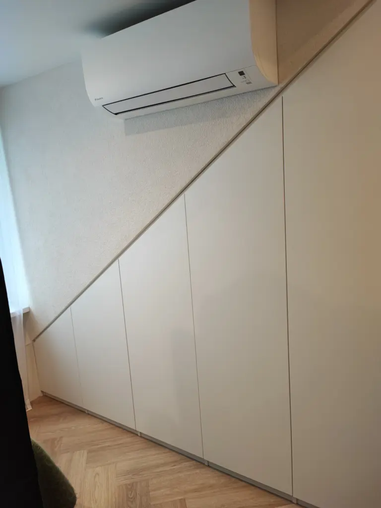 Schuine draaideurkast op maat in slaapkamer 