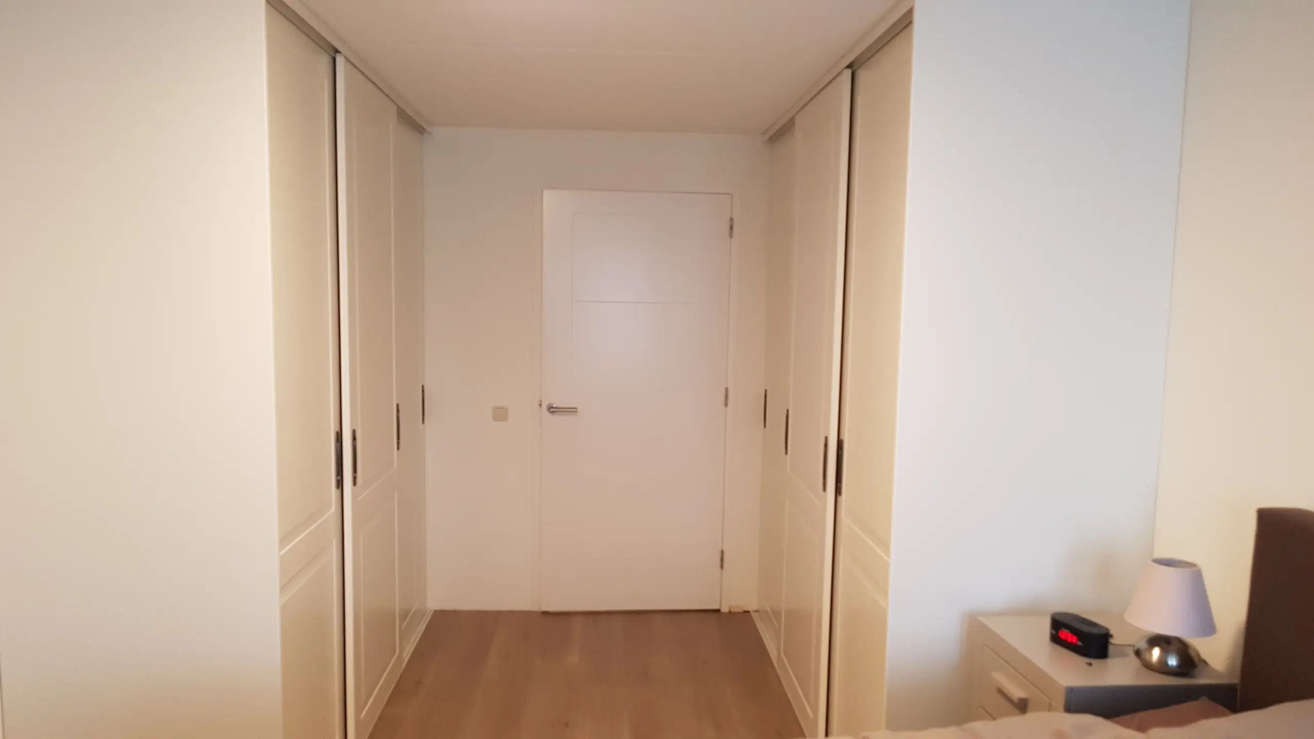 Berging kast op maat met klassieke gelakte schuifdeuren op maat