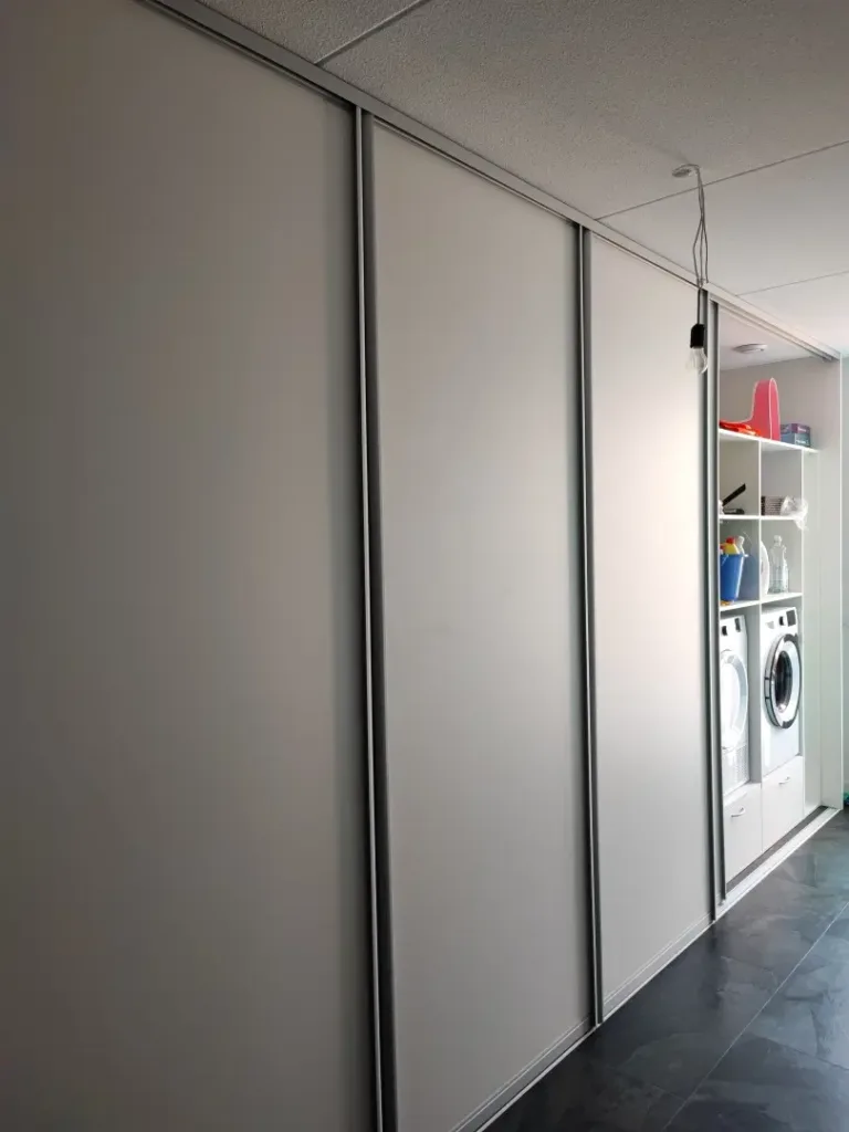 Kastenwand berging op maat met schuifdeuren