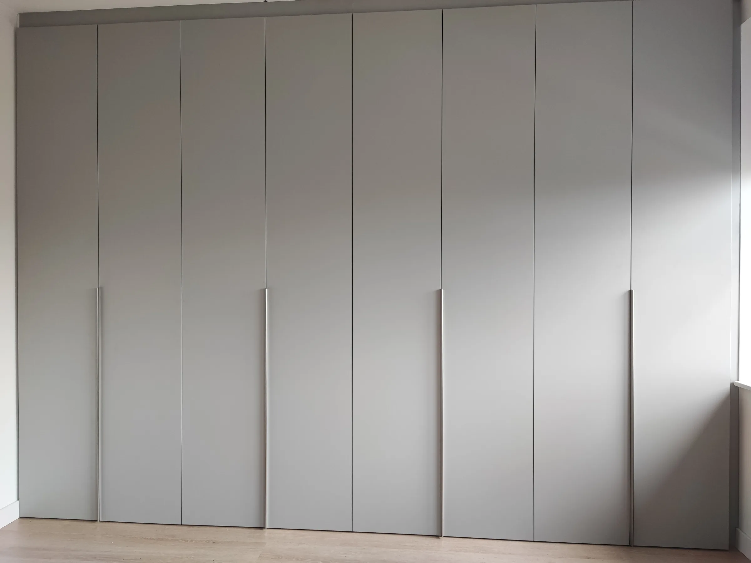 Kledingkast met ledverlichting en draaideuren