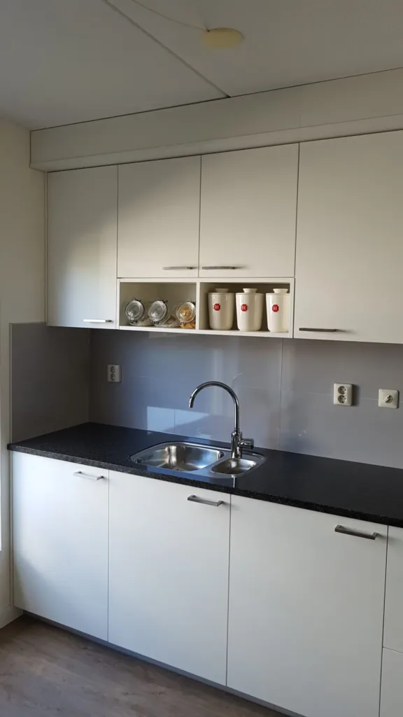 Keuken met hangkasten en koof op maat