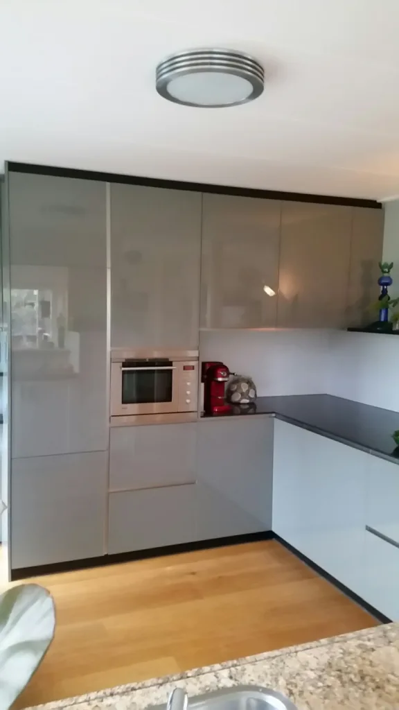 Keuken op maat met hoogglans gelakte deuren