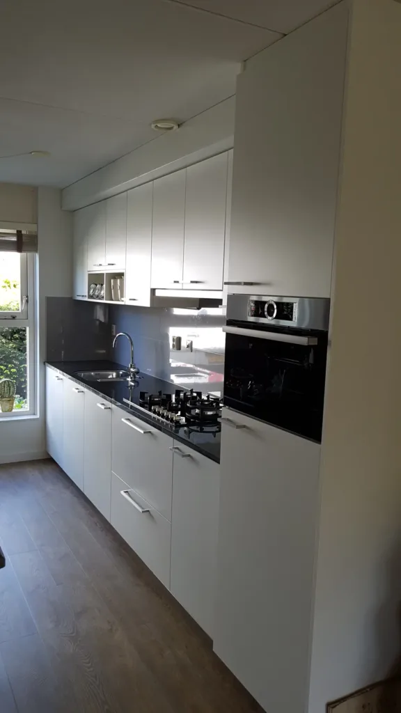 Keukenwand op maat met inbouwoven op fijne werkhoogte hoogte