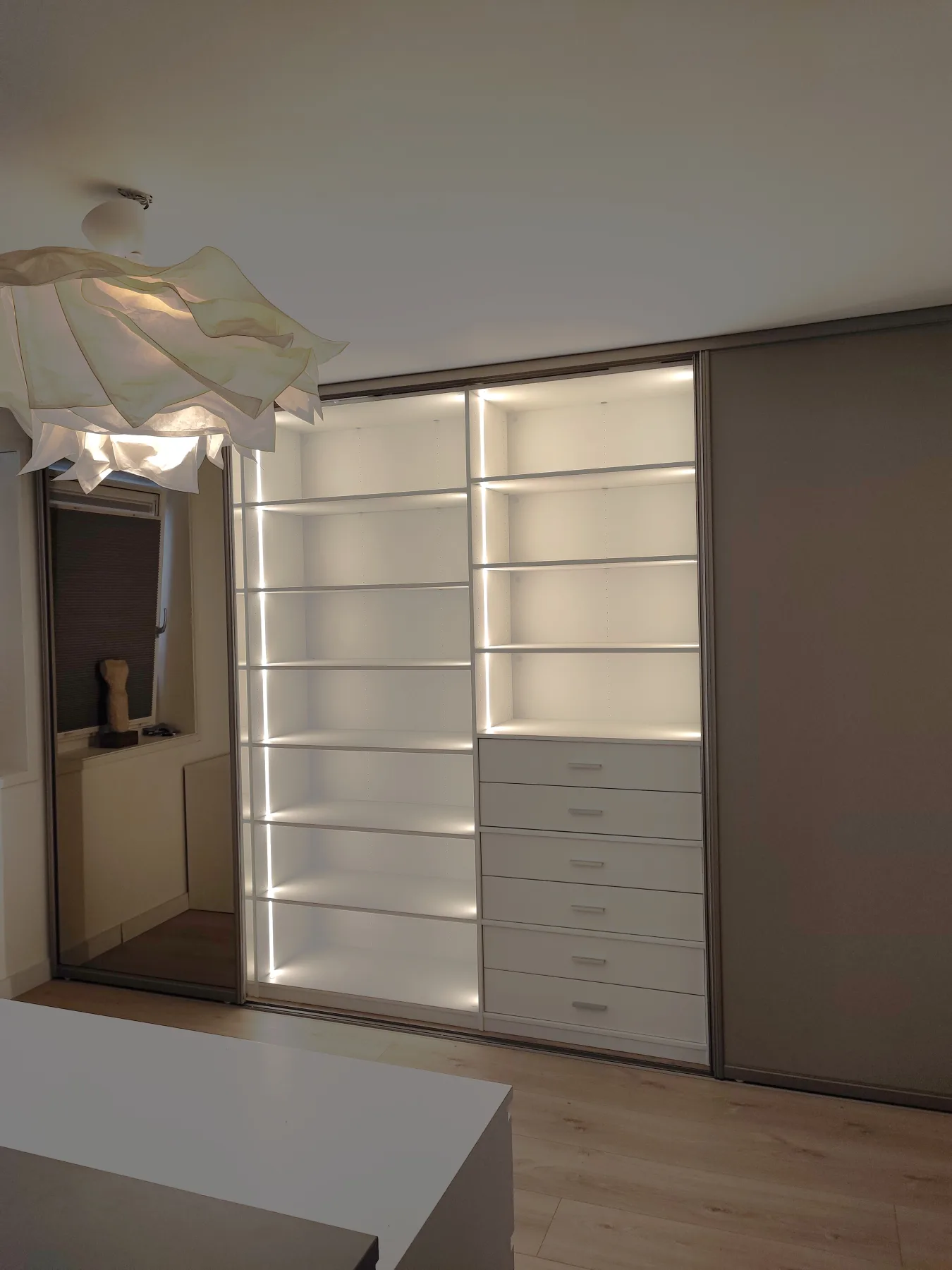 Kledingkast met ledverlichting en schuifdeuren