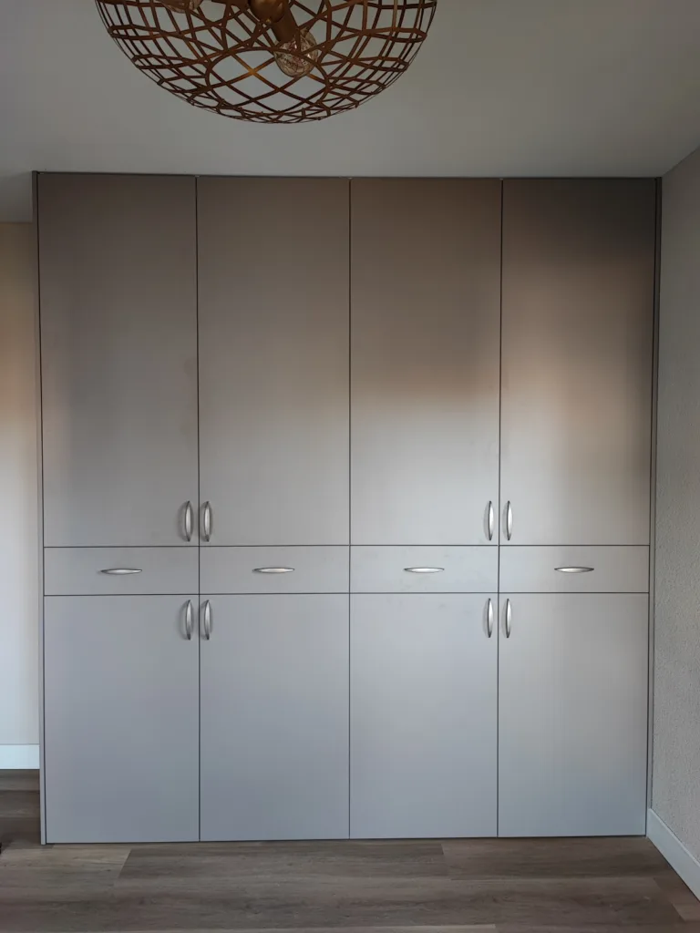 kledingkast op maat met draaideuren en laden in taupe kleur