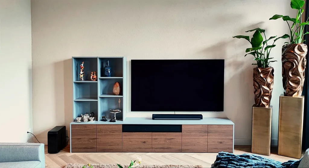 TV meubel op maat met draaideuren en horizontale houtstructuur
