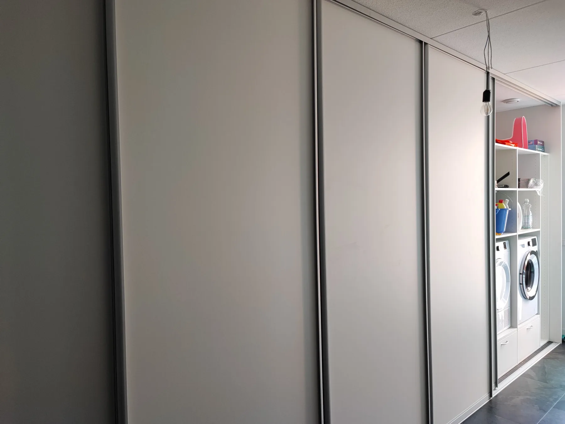 Kastenwand berging op maat met schuifdeuren