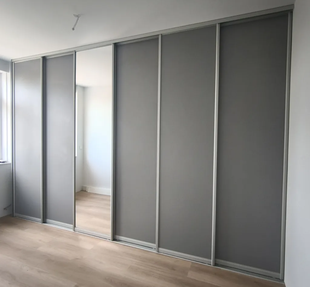 Schuifdeurkast op maat, met een spiegel in een schuifdeur geplaatst in Heiloo