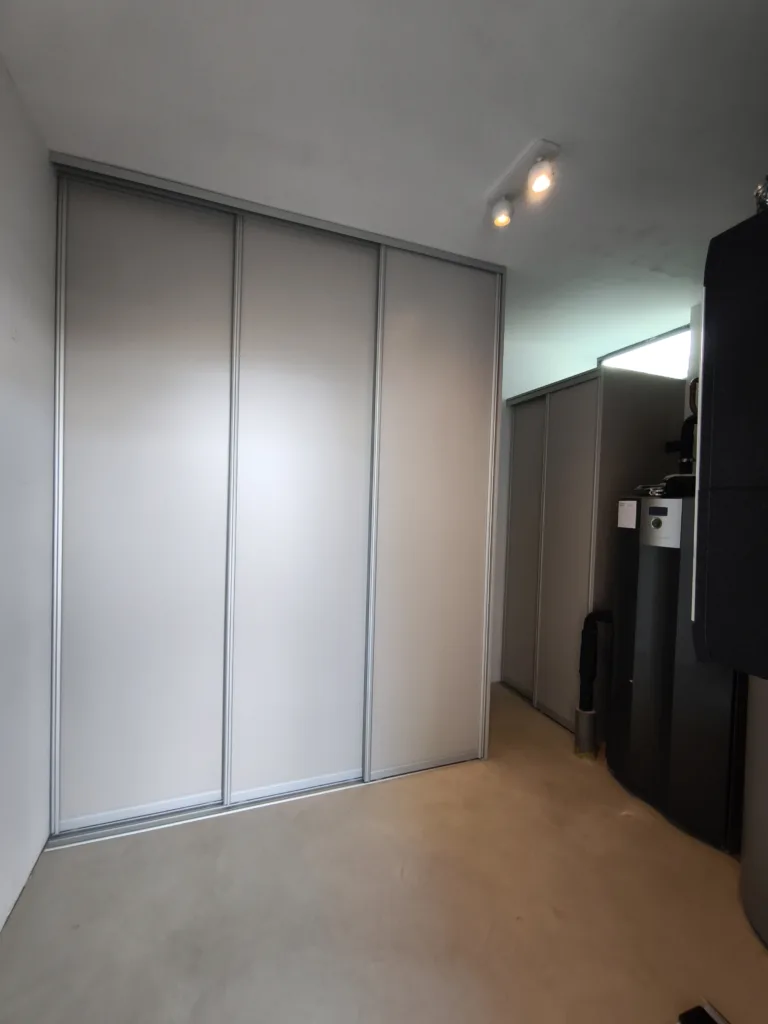 Berging kast op maat met 3 schuifdeuren gesloten