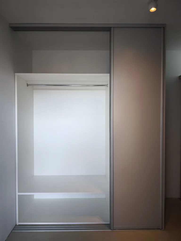 Berging kast op maat met 3 schuifdeuren geopend