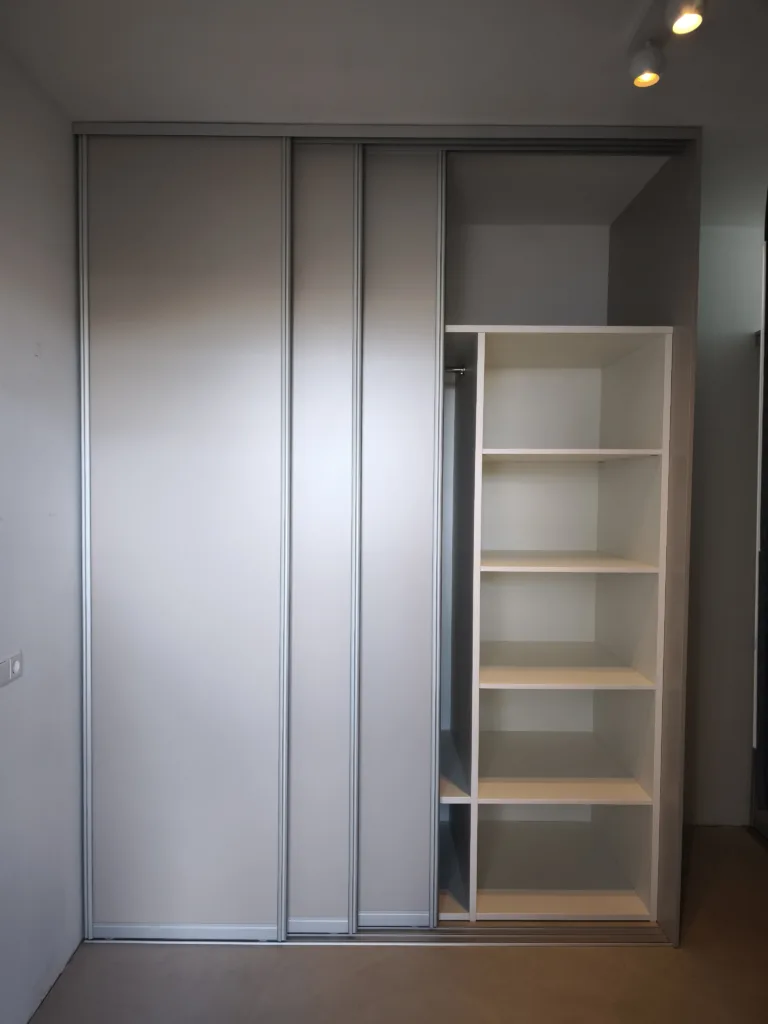 Berging kast op maat met 3 schuifdeuren geopend