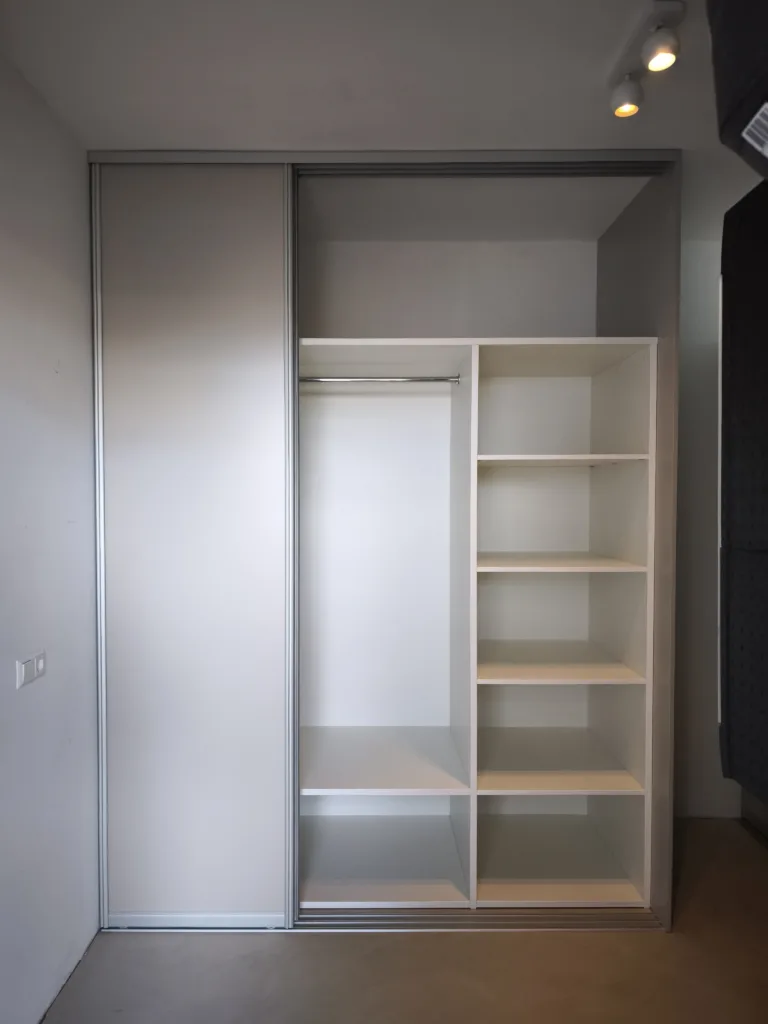 Berging kast op maat met 3 schuifdeuren geopend