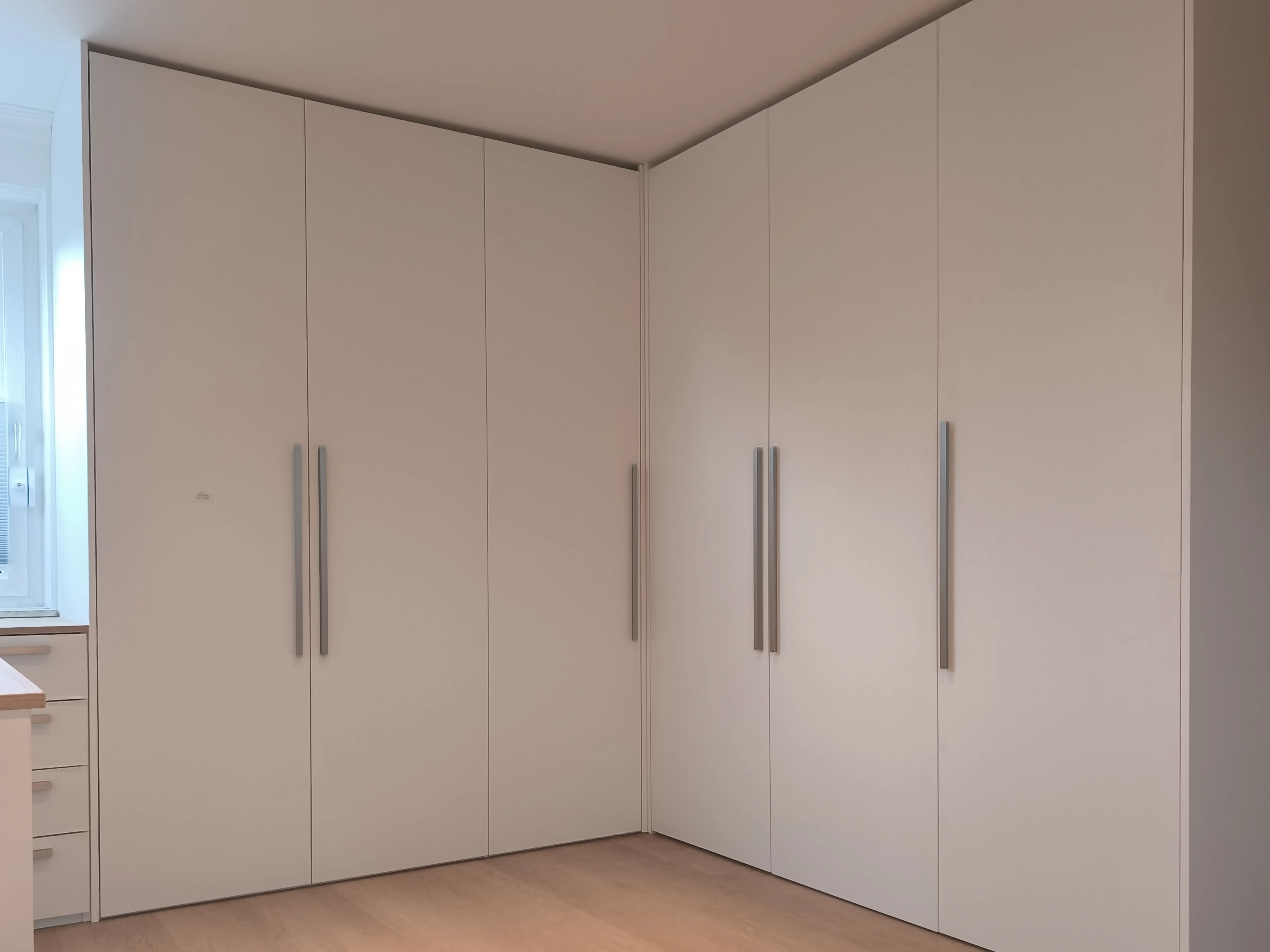 Hoekkast op maat met draaideuren