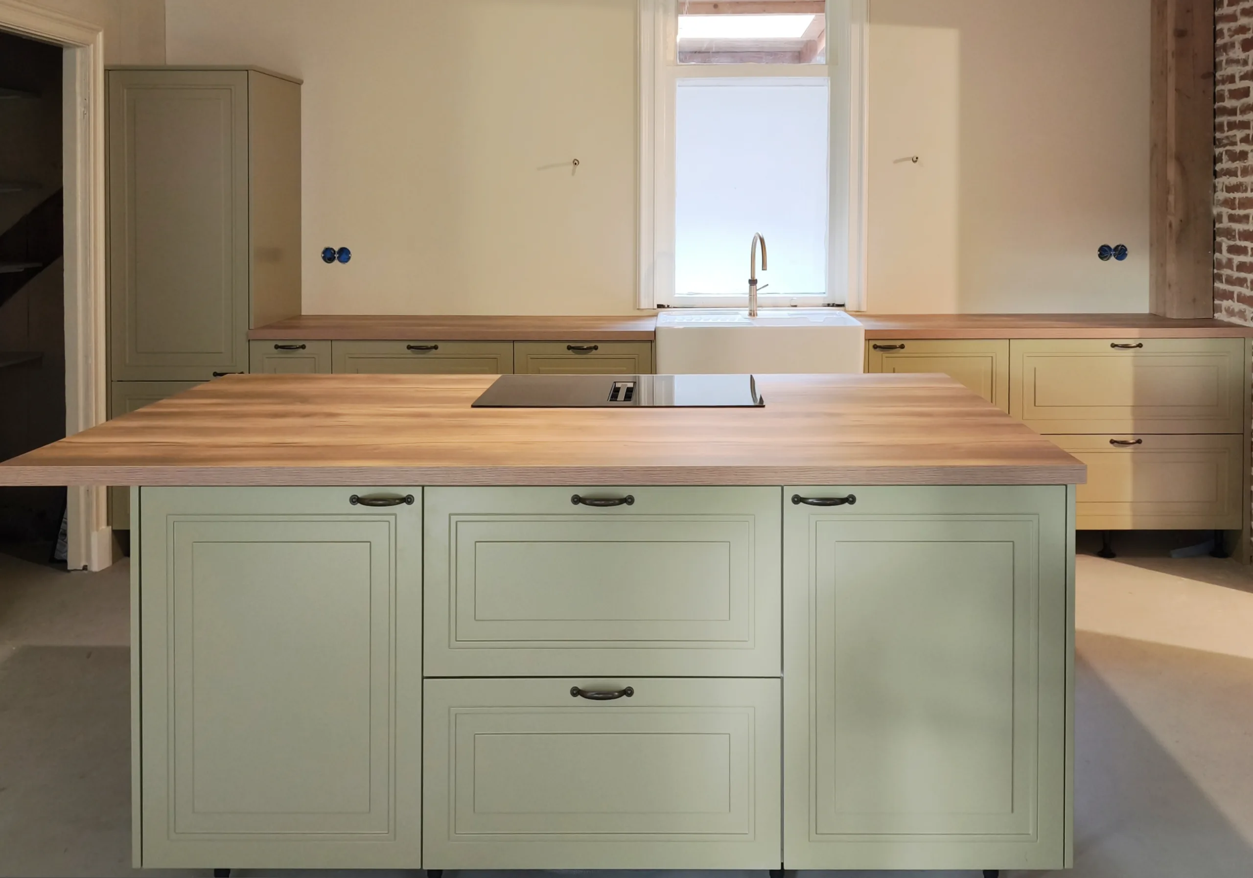 Klassieke keuken op maat met gelakte kaderdeurtjes