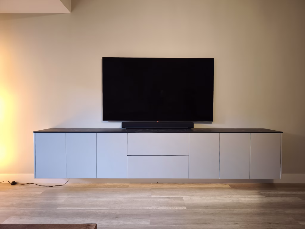 Zwevend Tv-meubel op maat in de woonkamer met ledverlichting